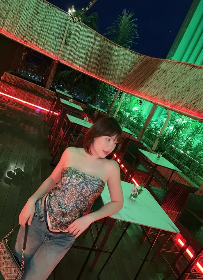 พลอยหมวยในภาพยืนเดี่ยว 02