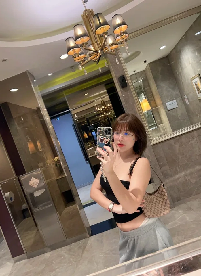 พลอยหมวยในภาพยืนเดี่ยว 13