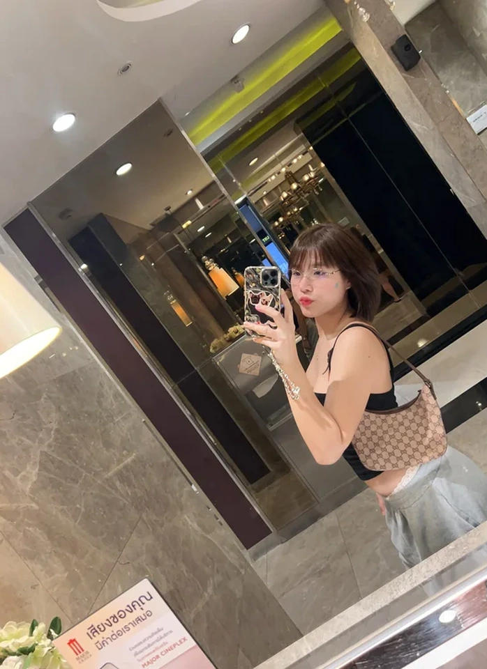 พลอยหมวยในภาพยืนเดี่ยว 16