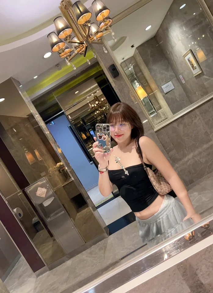 พลอยหมวยในภาพยืนเดี่ยว 19
