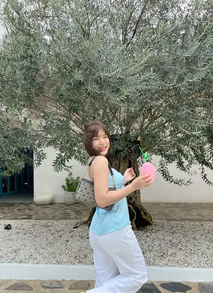 พลอยหมวยในภาพยืนเดี่ยว 21