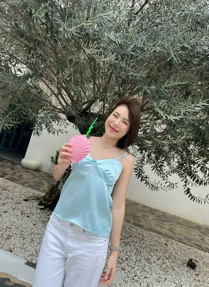พลอยหมวยในภาพยืนเดี่ยว 22