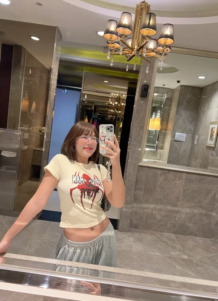พลอยหมวยในภาพยืนเดี่ยว 24