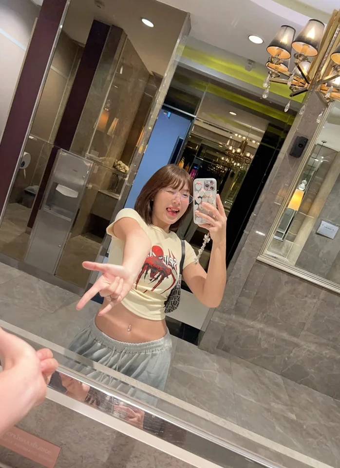 พลอยหมวยในภาพยืนเดี่ยว 25