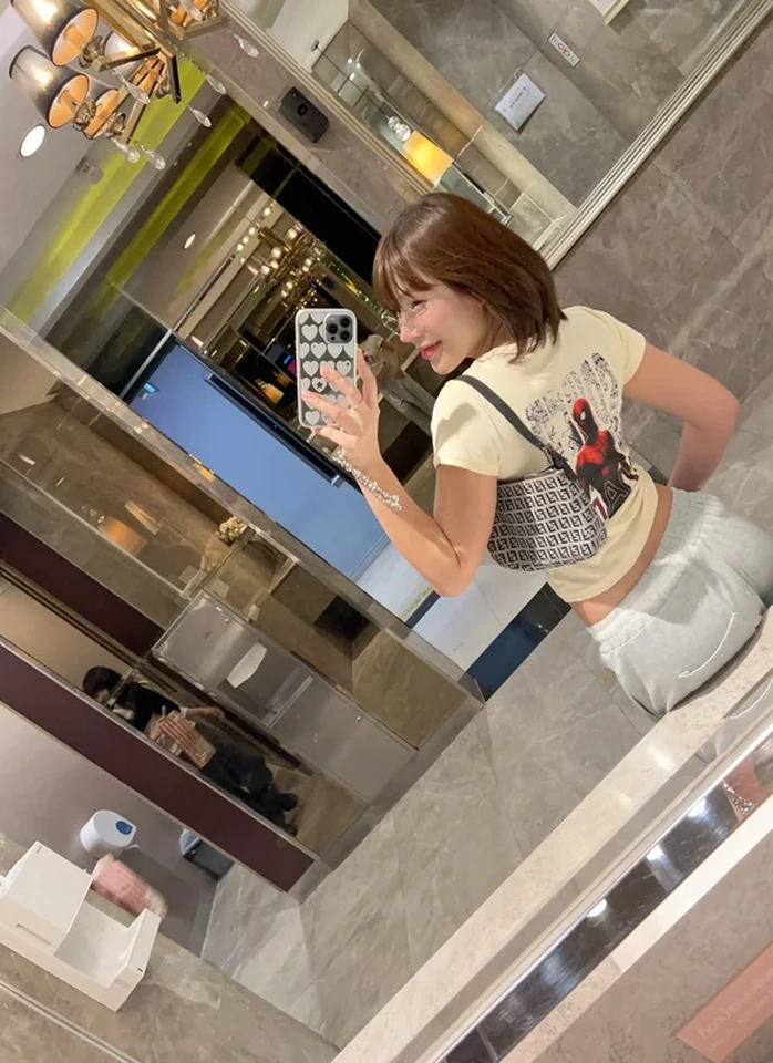 พลอยหมวยในภาพยืนเดี่ยว 26